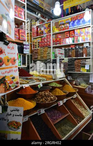 Un magasin d'épices dans l'ancien Grand Bazar à Shiraz, Iran Banque D'Images