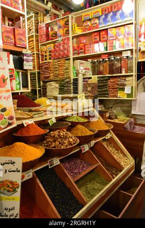 Un magasin d'épices dans l'ancien Grand Bazar à Shiraz, Iran Banque D'Images