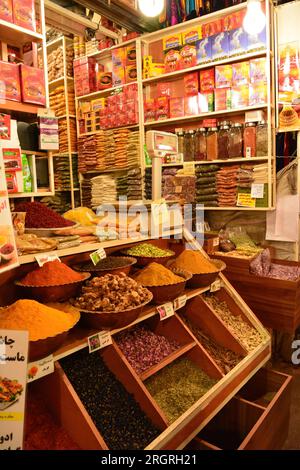 Un magasin d'épices dans l'ancien Grand Bazar à Shiraz, Iran Banque D'Images