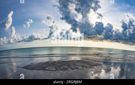 Vue fisheye du soleil de fin d'après-midi et des nuages sur le golfe du Mexique depuis Venice Beach à Venice Florida USA Banque D'Images