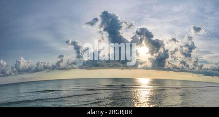 Soleil de fin d'après-midi et nuages sur le golfe du Mexique de Venice Beach à Venice Floride USA Banque D'Images