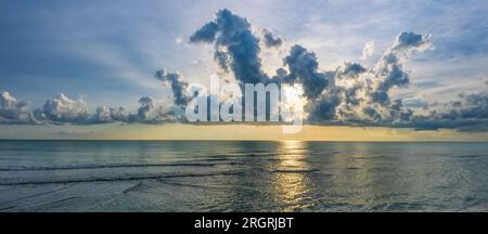 Soleil de fin d'après-midi et nuages sur le golfe du Mexique de Venice Beach à Venice Floride USA Banque D'Images