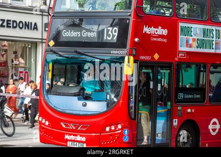 Londres, Royaume-Uni. 11 août 2023. Les membres du public passent devant un autobus à impériale, avec des dommages d'impact sur le pare-brise avant. Le bus a été déplacé vers un nouvel emplacement pour permettre à Oxford Street d'être rouvert à la circulation. Plus tôt, le bus a été impliqué dans un accident au coin d'Oxford Street et de New Bond Street, où, selon un rapport non confirmé, un jeune touriste se tenait trop près du bord du trottoir et a été renversé par le bus. La personne a été emmenée pour recevoir des soins médicaux et est dans un état menaçant sa vie. Crédit : Stephen Chung / Alamy Live News Banque D'Images