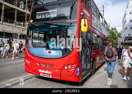 Londres, Royaume-Uni. 11 août 2023. Les membres du public passent devant un autobus à impériale, avec des dommages d'impact sur le pare-brise avant. Le bus a été déplacé vers un nouvel emplacement pour permettre à Oxford Street d'être rouvert à la circulation. Plus tôt, le bus a été impliqué dans un accident au coin d'Oxford Street et de New Bond Street, où, selon un rapport non confirmé, un jeune touriste se tenait trop près du bord du trottoir et a été renversé par le bus. La personne a été emmenée pour recevoir des soins médicaux et est dans un état menaçant sa vie. Crédit : Stephen Chung / Alamy Live News Banque D'Images