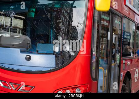 Londres, Royaume-Uni. 11 août 2023. Un bus à deux étages, avec dommages par choc sur le pare-brise avant. Le bus a été déplacé vers un nouvel emplacement pour permettre à Oxford Street d'être rouvert à la circulation. Plus tôt, le bus a été impliqué dans un accident au coin d'Oxford Street et de New Bond Street, où, selon un rapport non confirmé, un jeune touriste se tenait trop près du bord du trottoir et a été renversé par le bus. La personne a été emmenée pour recevoir des soins médicaux et est dans un état menaçant sa vie. Crédit : Stephen Chung / Alamy Live News Banque D'Images