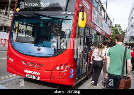 Londres, Royaume-Uni. 11 août 2023. Les membres du public passent devant un autobus à impériale, avec des dommages d'impact sur le pare-brise avant. Le bus a été déplacé vers un nouvel emplacement pour permettre à Oxford Street d'être rouvert à la circulation. Plus tôt, le bus a été impliqué dans un accident au coin d'Oxford Street et de New Bond Street, où, selon un rapport non confirmé, un jeune touriste se tenait trop près du bord du trottoir et a été renversé par le bus. La personne a été emmenée pour recevoir des soins médicaux et est dans un état menaçant sa vie. Crédit : Stephen Chung / Alamy Live News Banque D'Images