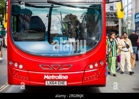 Londres, Royaume-Uni. 11 août 2023. Les membres du public passent devant un autobus à impériale, avec des dommages d'impact sur le pare-brise avant. Le bus a été déplacé vers un nouvel emplacement pour permettre à Oxford Street d'être rouvert à la circulation. Plus tôt, le bus a été impliqué dans un accident au coin d'Oxford Street et de New Bond Street, où, selon un rapport non confirmé, un jeune touriste se tenait trop près du bord du trottoir et a été renversé par le bus. La personne a été emmenée pour recevoir des soins médicaux et est dans un état menaçant sa vie. Crédit : Stephen Chung / Alamy Live News Banque D'Images