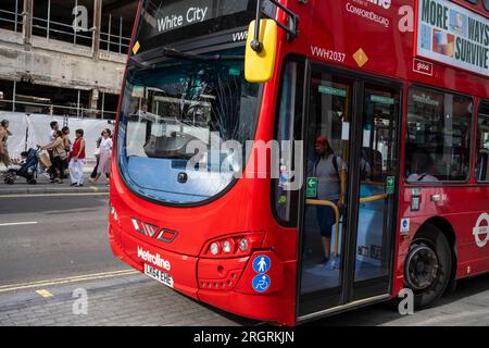 Londres, Royaume-Uni. 11 août 2023. Les membres du public passent devant un autobus à impériale, avec des dommages d'impact sur le pare-brise avant. Le bus a été déplacé vers un nouvel emplacement pour permettre à Oxford Street d'être rouvert à la circulation. Plus tôt, le bus a été impliqué dans un accident au coin d'Oxford Street et de New Bond Street, où, selon un rapport non confirmé, un jeune touriste se tenait trop près du bord du trottoir et a été renversé par le bus. La personne a été emmenée pour recevoir des soins médicaux et est dans un état menaçant sa vie. Crédit : Stephen Chung / Alamy Live News Banque D'Images