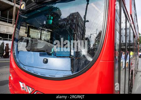 Londres, Royaume-Uni. 11 août 2023. Un bus à deux étages, avec dommages par choc sur le pare-brise avant. Le bus a été déplacé vers un nouvel emplacement pour permettre à Oxford Street d'être rouvert à la circulation. Plus tôt, le bus a été impliqué dans un accident au coin d'Oxford Street et de New Bond Street, où, selon un rapport non confirmé, un jeune touriste se tenait trop près du bord du trottoir et a été renversé par le bus. La personne a été emmenée pour recevoir des soins médicaux et est dans un état menaçant sa vie. Crédit : Stephen Chung / Alamy Live News Banque D'Images