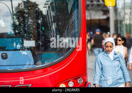 Londres, Royaume-Uni. 11 août 2023. Les membres du public passent devant un autobus à impériale, avec des dommages d'impact sur le pare-brise avant. Le bus a été déplacé vers un nouvel emplacement pour permettre à Oxford Street d'être rouvert à la circulation. Plus tôt, le bus a été impliqué dans un accident au coin d'Oxford Street et de New Bond Street, où, selon un rapport non confirmé, un jeune touriste se tenait trop près du bord du trottoir et a été renversé par le bus. La personne a été emmenée pour recevoir des soins médicaux et est dans un état menaçant sa vie. Crédit : Stephen Chung / Alamy Live News Banque D'Images