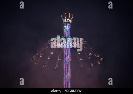 Vechta, Allemagne. 10 août 2023. Un carrousel à chaînes ("Bayern Tower") tourne au Stoppelmarkt à Vechta. La foire a lieu une fois par an et est l'une des plus anciennes foires en Allemagne. Crédit : Friso Gentsch/dpa/Alamy Live News Banque D'Images