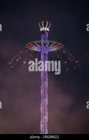 Vechta, Allemagne. 10 août 2023. Un carrousel à chaînes ("Bayern Tower") tourne au Stoppelmarkt à Vechta. La foire a lieu une fois par an et est l'une des plus anciennes foires en Allemagne. Crédit : Friso Gentsch/dpa/Alamy Live News Banque D'Images