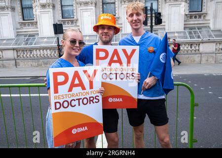 Manifestation des médecins - JEFF MOORE - les médecins juniors manifestent pour une juste rémunération devant Downing Street sur Whitehall cet après-midi. 11/08/2023 Banque D'Images