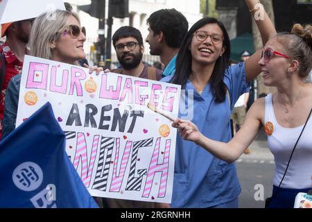 Manifestation des médecins - JEFF MOORE - les médecins juniors manifestent pour une juste rémunération devant Downing Street sur Whitehall cet après-midi. 11/08/2023 Banque D'Images