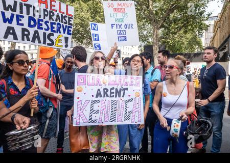 Manifestation des médecins - JEFF MOORE - les médecins juniors manifestent pour une juste rémunération devant Downing Street sur Whitehall cet après-midi. 11/08/2023 Banque D'Images