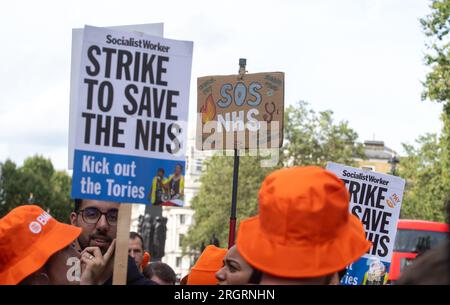 Manifestation des médecins - JEFF MOORE - les médecins juniors manifestent pour une juste rémunération devant Downing Street sur Whitehall cet après-midi. 11/08/2023 Banque D'Images