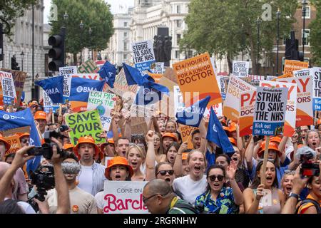 Manifestation des médecins - JEFF MOORE - les médecins juniors manifestent pour une juste rémunération devant Downing Street sur Whitehall cet après-midi. 11/08/2023 Banque D'Images