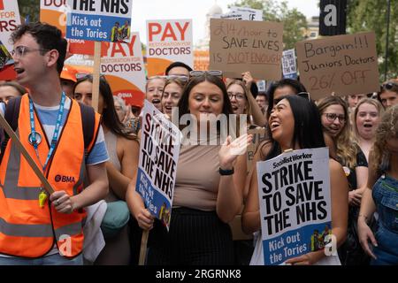 Manifestation des médecins - JEFF MOORE - les médecins juniors manifestent pour une juste rémunération devant Downing Street sur Whitehall cet après-midi. 11/08/2023 Banque D'Images