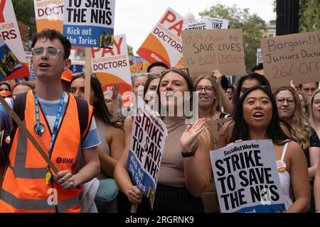 Manifestation des médecins - JEFF MOORE - les médecins juniors manifestent pour une juste rémunération devant Downing Street sur Whitehall cet après-midi. 11/08/2023 Banque D'Images