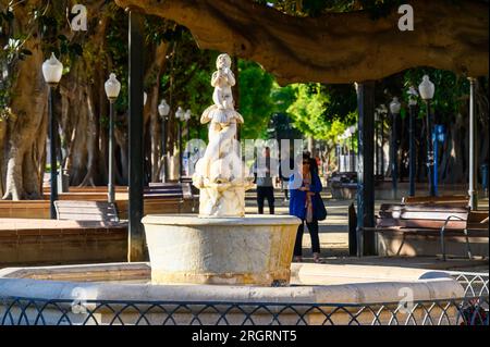 Alicante, Espagne, sculpture en marbre antique dans une fontaine située dans le parc Canalejas dans le quartier riverain de la ville. Banque D'Images