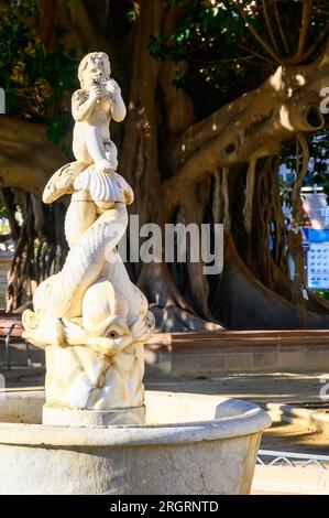 Alicante, Espagne, sculpture en marbre antique dans une fontaine située dans le parc Canalejas dans le quartier riverain de la ville. Banque D'Images