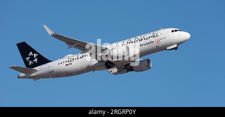 Tenerife, Espagne 5 août 2023. Brussels Airlines Airbus A320-214. Brussels Airlines vole dans le ciel bleu Banque D'Images