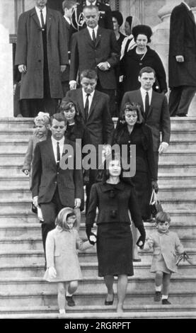 Washington, D.C. : 24 novembre 1963 Mme John F. Kennedy descend les marches du Capitole avec sa fille Caroline et son fils John Jr. Après que le cercueil du président tué ait été placé dans la rotonde aujourd'hui. À gauche, en partant du haut : le président Johnson, Peter Lawford, Mme Stephen Smith et Sydney Lawford, et Atty. Général Robert Kennedy. À droite, en partant du haut : Mme Lyndon Johnson, Stephen Smith et Mme Lawford. Banque D'Images