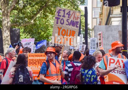 Londres, Angleterre, Royaume-Uni. 11 août 2023. Des centaines de médecins juniors organisent un rassemblement devant Downing Street alors qu'ils commencent leur dernière grève pour les salaires. (Image de crédit : © Vuk Valcic/ZUMA Press Wire) USAGE ÉDITORIAL SEULEMENT! Non destiné à UN USAGE commercial ! Banque D'Images