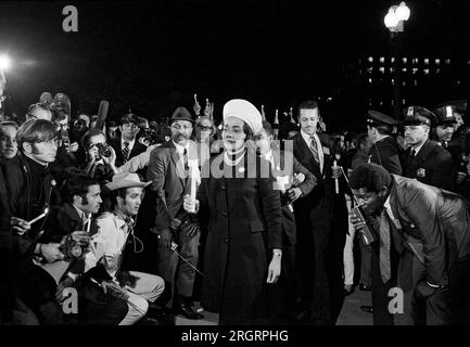 Washington, D.C., le 15 octobre 1969 Coretta Scott King tenant une bougie et menant une marche de nuit à la Maison Blanche dans le cadre du moratoire pour mettre fin à la guerre au Vietnam. Banque D'Images