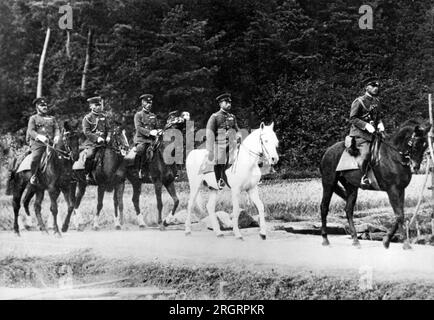 Préfecture de Fukui, Japon : 7 novembre 1933. L'empereur Hirohito du Japon, monté sur son cheval blanc préféré, "Snow Drift", alors qu'il dirigeait les manœuvres de guerre annuelles dans l'ouest du Japon. Banque D'Images