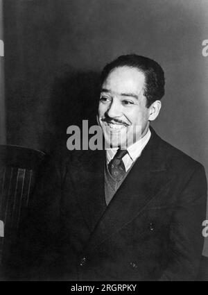 Chicago, Illinois : avril 1942 Un portrait du poète et dramaturge Langston Hughes. Banque D'Images