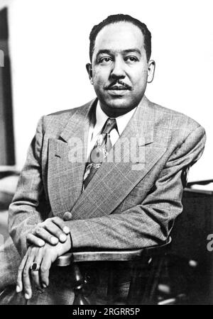 New York, New York : février 1959 Un portrait du poète, auteur, dramaturge et leader de Harlem Reniassance Langston Hughes. Banque D'Images