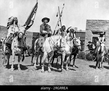 Cody, Wyoming : octobre 1907 à cheval par la First National Bank à Cody, (G-D) Iron Tail (Ogala Sioux), colonel William Cody (Buffalo Bill), inconnu, chef Plenty coups (Crow Nation). Banque D'Images