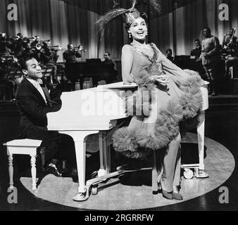 Hollywood, Californie : 1943 chanteuse, danseuse et actrice Lena Horne dans le film musical 'Stormy Weather'. Banque D'Images