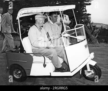 Pebble Beach, Californie : 1956 le président Eisenhower monte dans une voiturette de golf à Pebble Beach, Californie. Banque D'Images