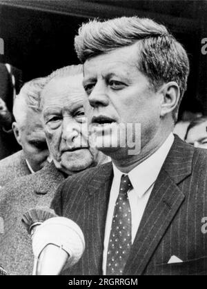 Washington, DC : 13 avril 1961 le président Kennedy et le chancelier ouest-allemand Konrad Adenauer déclarent qu'ils ont renouvelé leur engagement à «préserver la liberté du peuple de Berlin-Ouest». Banque D'Images