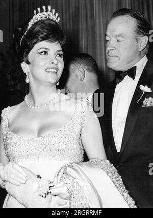 New York, New York : 6 mai 1963 Bob Hope et Gina Lollobrigida au dîner du 40e anniversaire du Time Magazine au Waldorf Astoria. Le dîner honorait quelque 300 hommes et femmes éminents dont les portraits ont paru sur la couverture du magazine d'information. Banque D'Images