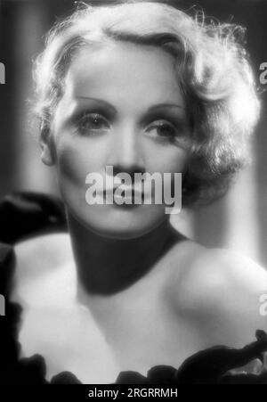 Hollywood, Californie : 6 janvier 1937 l'actrice Marlene Dietrich, dont le revenu de 369 000 $ pour 1935 l'a classée dans le top dix du pays Banque D'Images