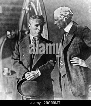 Detroit, Michigan : 1926 Charlie Chaplin et Henry Ford à l'usine automobile Ford. Banque D'Images