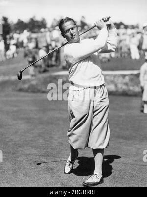 Pebble Beach, Californie : c. 1929 golfeur Bobby Jones jouant à Pebble Beach. Banque D'Images