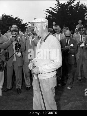 Pebble Beach, Californie : 1956 le président Eisenhower avec un club de golf à la main rencontre la presse à Pebble Beach, Californie. Banque D'Images