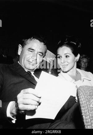 Hollywood, Californie : 1964, l'acteur Glenn Ford et l'actrice Kathy Hays lors d'une projection de Ken Murray « home movies ». Ils se sont mariés deux ans plus tard. Banque D'Images