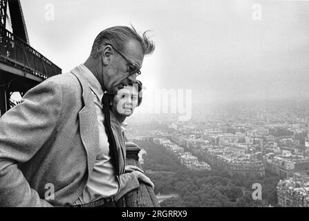 Paris, France : c. 1957 l'acteur Gary Cooper et sa fille Maria regardent Paris depuis la Tour Eiffel. Banque D'Images