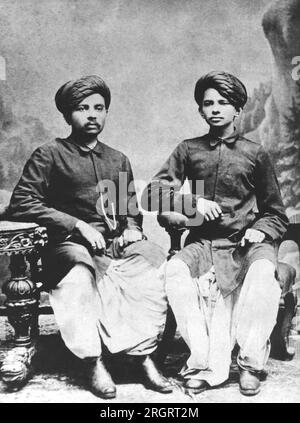 Inde : 1886 Mahatma Gandhi (à droite) avec son frère, Laxmidas Gandhi. Banque D'Images