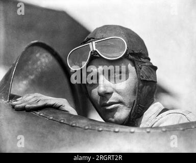 St. Louis, Missouri : 1923 Charles Lindbergh, portant un casque avec des lunettes vers le haut, dans un cockpit ouvert d'un avion à Lambert Field. Banque D'Images