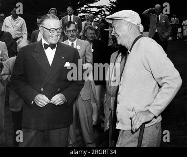 Pebble Beach, Californie : 1956 le président Dwight Eisenhower discute à Pebble Beach Banque D'Images