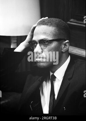 États-Unis : 26 mars 1964 Malcolm X assis à une conférence de presse de Martin Luther King, Banque D'Images