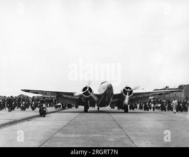 New York, New York : 14 juillet 1938 l'avion Lockheed 14N Super Electra de Howard Hughes à l'aéroport Floyd Bennett de Brooklyn quand il a atterri là-bas après avoir volé autour du monde établissant un nouveau record de 3 jours, 19 heures et 14 minutes, battant le record de Wiley Posts. Il faisait partie d'une promotion pour attirer les gens à l'exposition universelle de New York. Banque D'Images