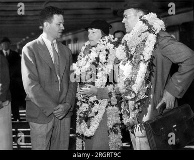 Honolulu, Hawaï : 27 décembre 1934. Amelia Earhart et son mari, George Putnam, sont accueillis par le lieutenant Johnson de la base aérienne de la flotte navale. Banque D'Images