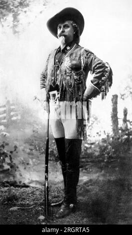 Wyoming : c. 1890 Portrait du colonel William F. Cody, aussi connu sous le nom de Buffalo Bill. Il était soldat, chasseur de bisons et showman dans le Far West. Banque D'Images